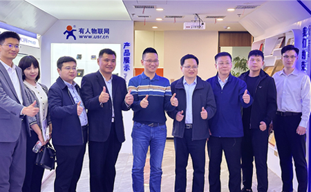 濟(jì)南市工商聯(lián)、濟(jì)南市新生代企業(yè)家聯(lián)誼會(huì)及滕州市工商聯(lián)、滕州市新生代企業(yè)家聯(lián)誼會(huì)一行蒞臨有人物聯(lián)網(wǎng)參訪